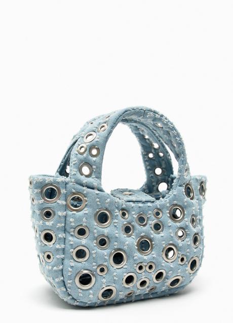 Imagen - Bolso con ollados en denim de Zara. Foto: Zara.