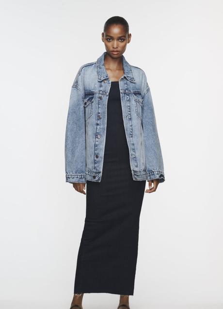 Imagen - Cazadora vaquera amplia de Zara. Foto: Zara.