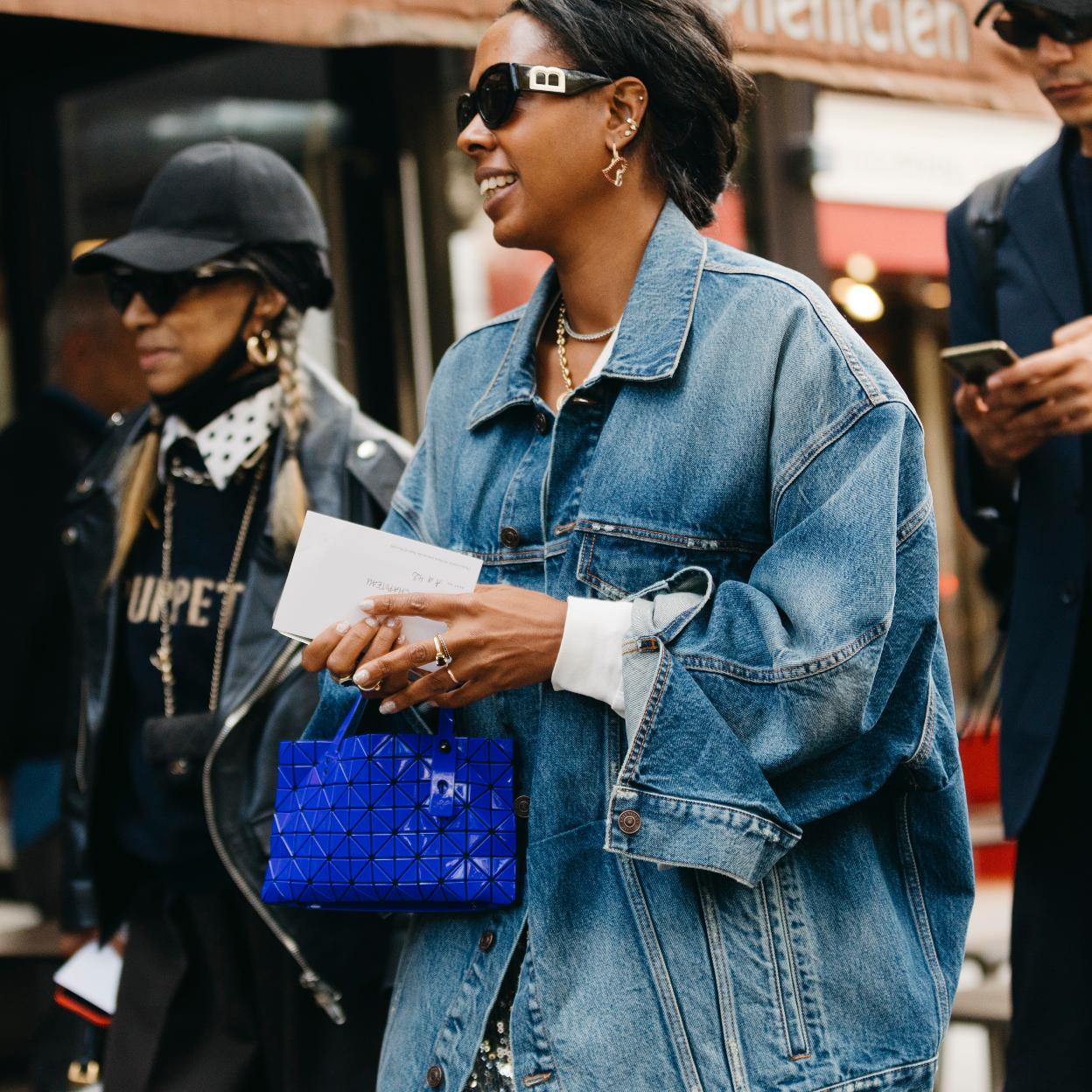 Una mujer con una cazadora vaquera.