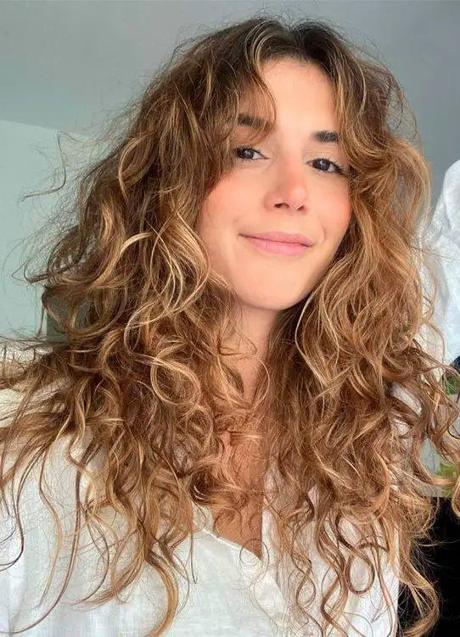 Imagen - Corte mariposa de pelo rizado en cara alargada