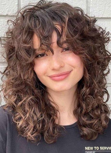 Imagen - Corte mariposa en pelo rizado para cara redonda