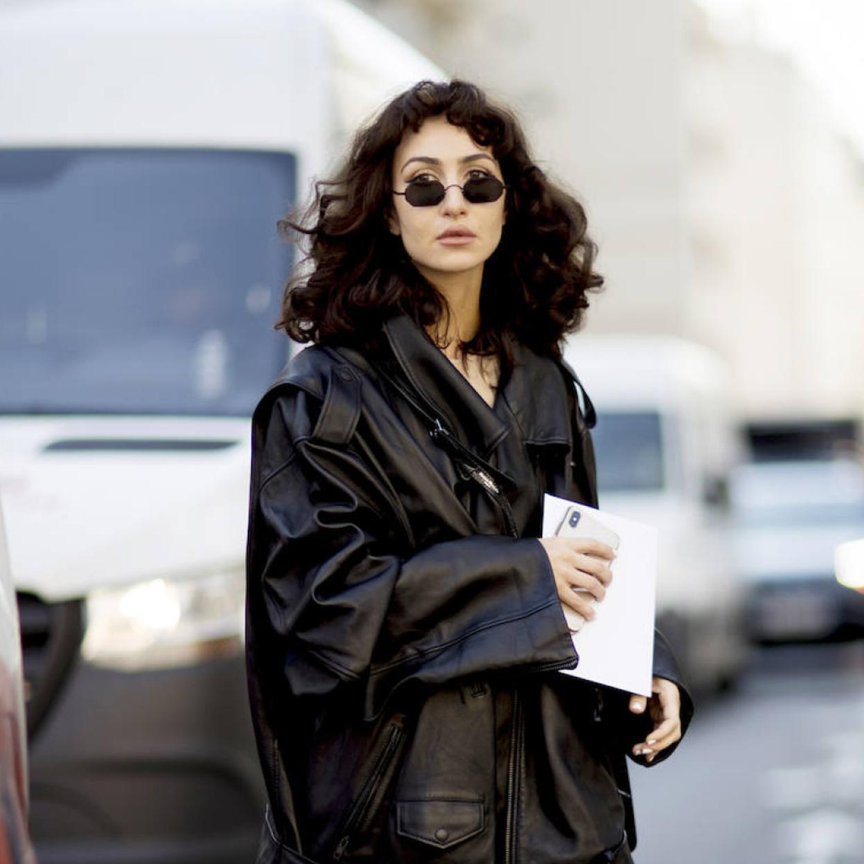 Influencer con corte mariposa para pelo rizado