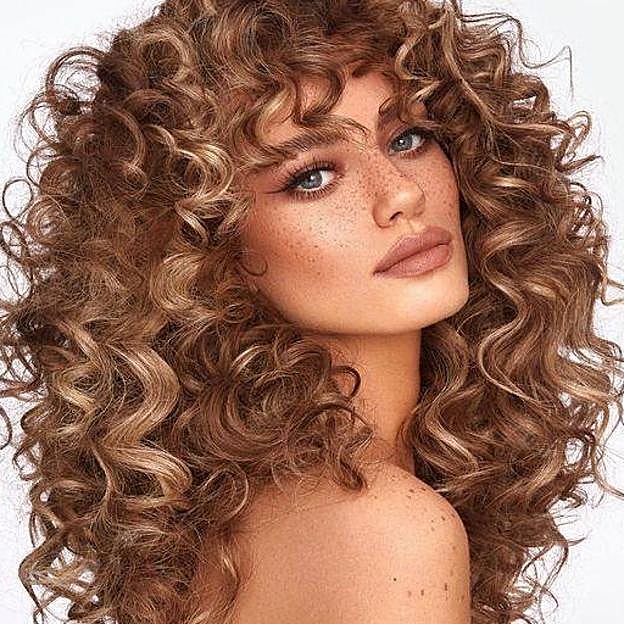 Modelo con corte mariposa para pelo rizado