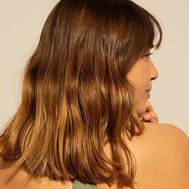 Mujer con tono brillante e intenso tras la aplicación de mascarillas con color para el pelo