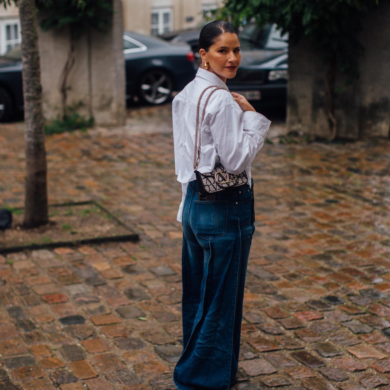 Una mujer con pantalones largos.