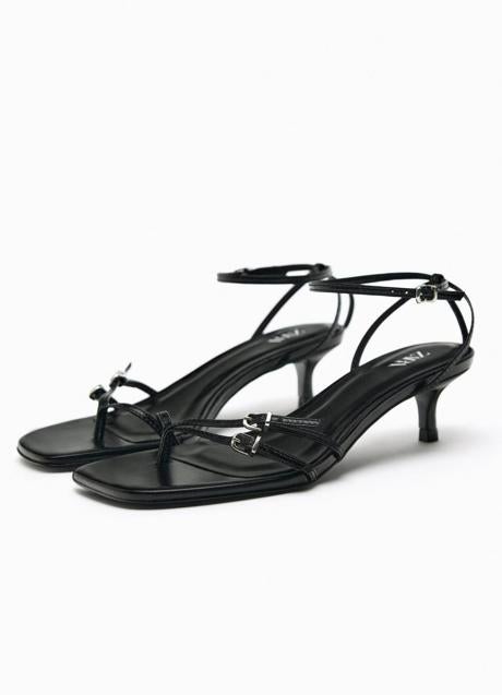 Imagen - Sandalias con hebillas de Zara (49,99 euros)