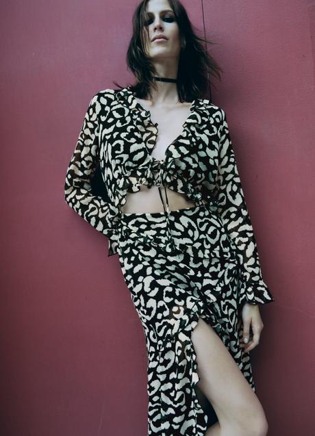 Imagen - Vestido midi con estampado en blanco y negro de Zara (39,99 euros)