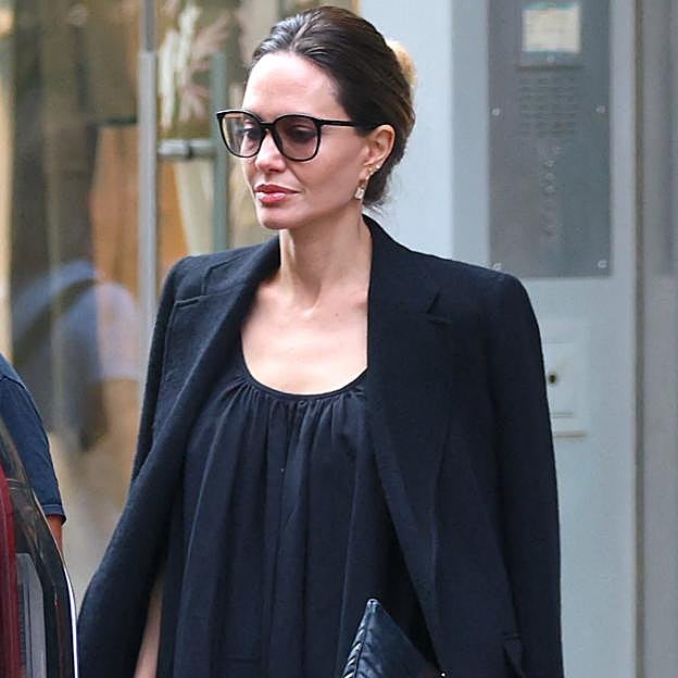 No te pierdas el total look negro de Angelina Jolie: muy fácil de copiar y que es pura elegancia a los 40, los 50 y los 60