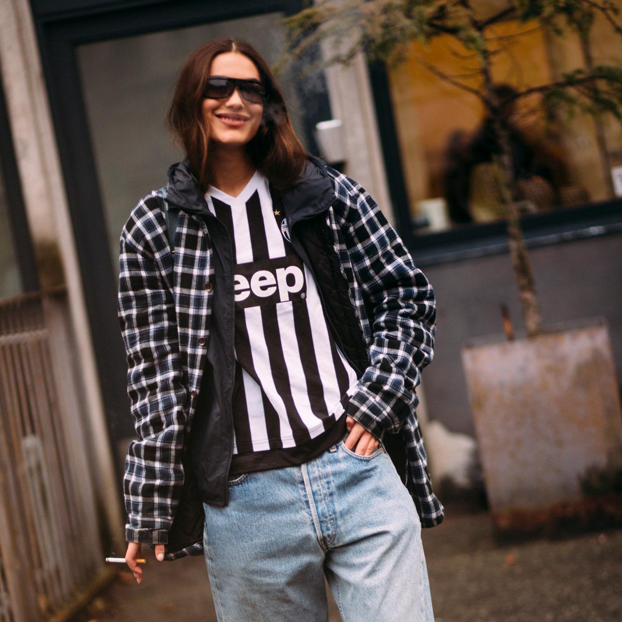 Un look de street style con la camiseta de la Juventus.
