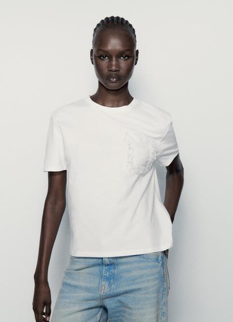 Imagen - Camiseta con bolsillo de organza de Zara (9,95 euros)