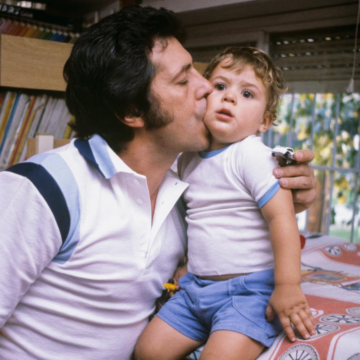 Sancho Gracia fotografiado en 1980, dándole un tierno beso a su hijo mayor, Rodrigo. 