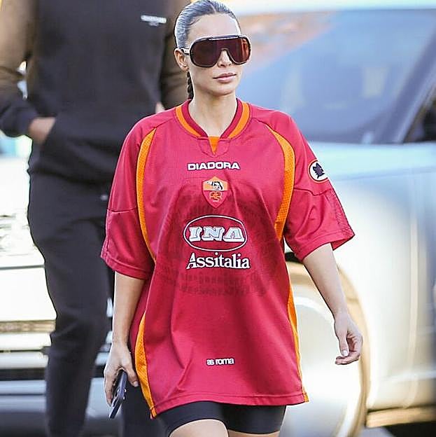 Imagen principal - Kim Kardashian, la camiseta del Manchester City de los 90 y Bella Hadid.