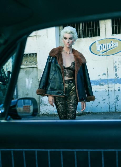 Imagen - Abrigo de Roberto Verino y top, falda y culotte de Dolce&Gabbana. El collar y los pendientes son de Swarovski. Fotografía: Jonathan SEGADE / Estilismo: Sara BASCUÑÁN.