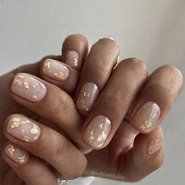 Tendencias de uñas cortas con pan de oro o doradas