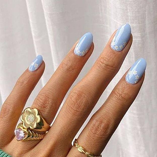 Uñas azules con flores