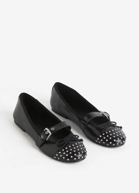 Imagen - Bailarinas con correa y tachuelas de H&M, 27,99 euros.