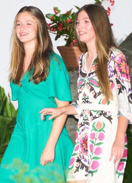 Imagen - La princesa Leonor y la infanta Sofía son uña y carne y, de hecho, es habitual verlas cogidas de la mano. (FOTO: LIMITED PICTURES) 