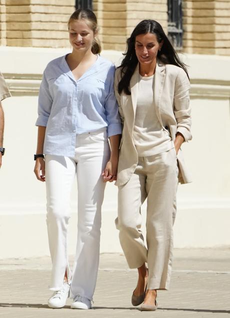 Imagen - La princesa Leonor y la reina Letizia, de la mano. / LIMITED PICTURES