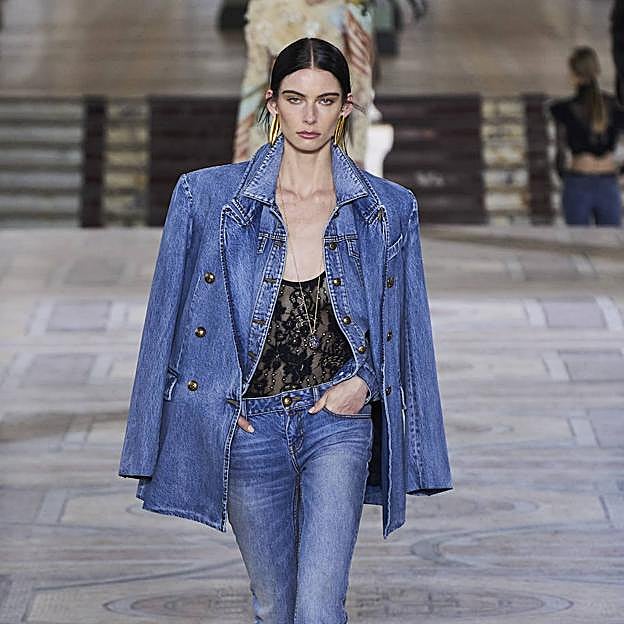 Imagen principal - En la primera imagen, modelo desfile con prendas de la colección de Balmain para este otoño. Las otras dos, street style de la semana de la moda de Copenhague