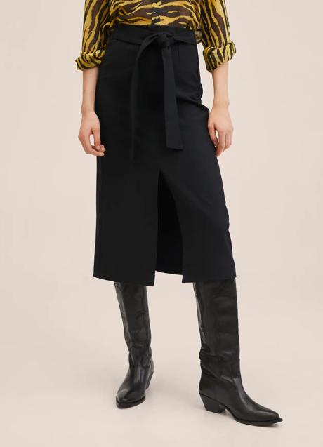 Imagen - Falda midi con abertura en negro de Mango Outlet. Foto: Mango Outlet.