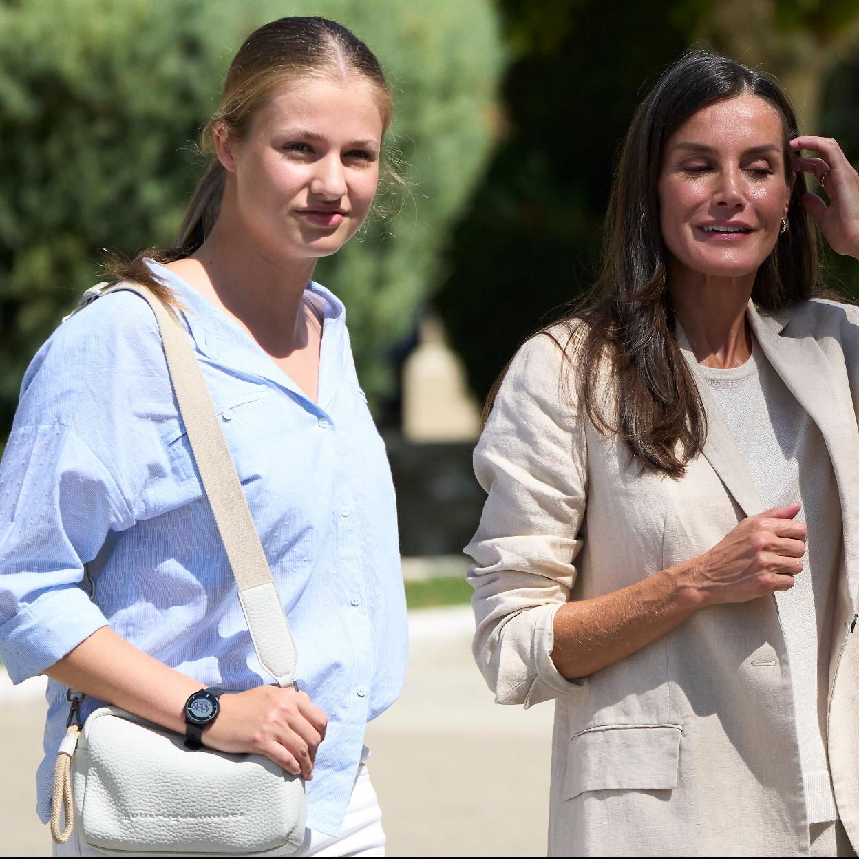 La princesa Leonor y la reina Letizia a su llegada a la Academia Militar.