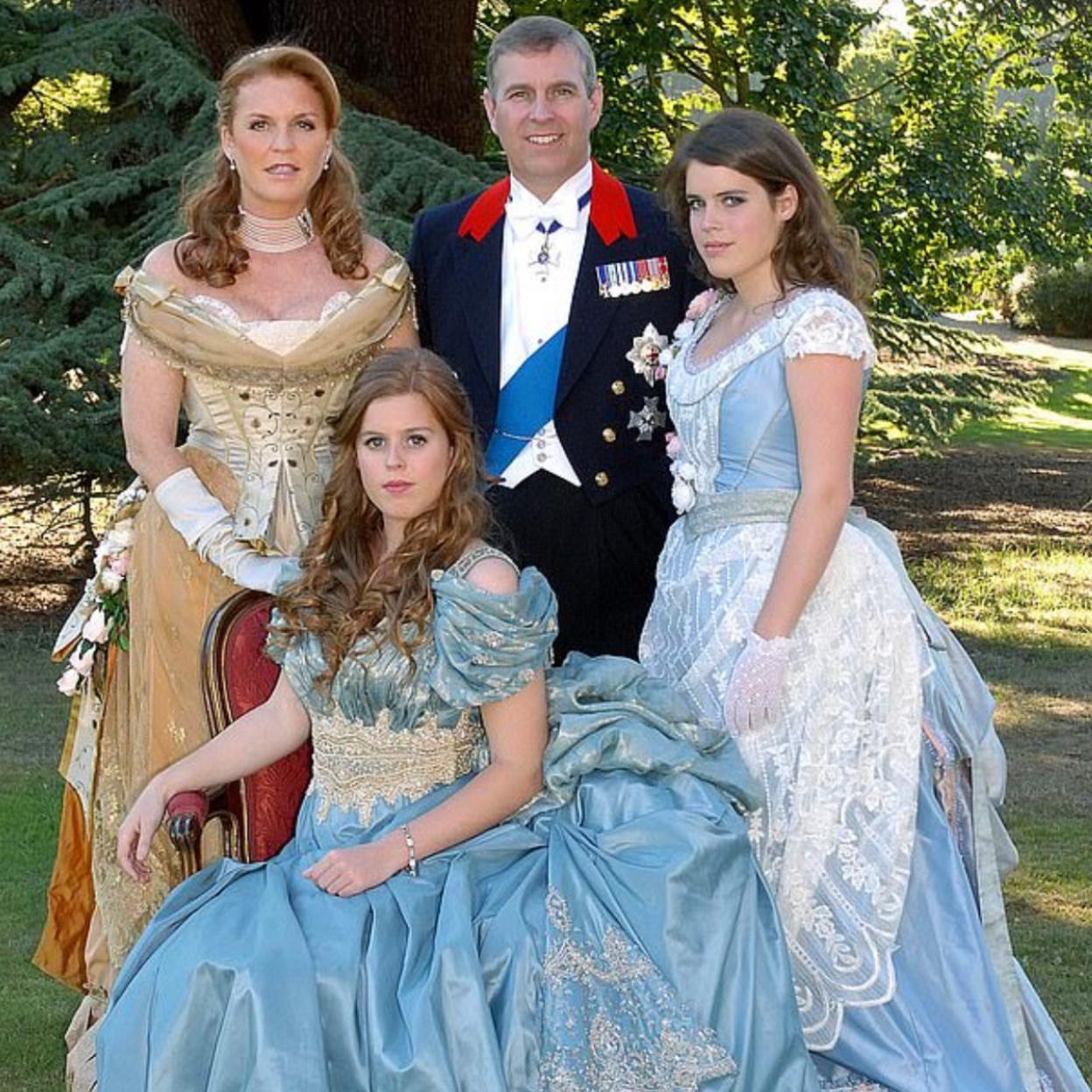 La foto de familia en la celebración del 18 cumpleaños de la princesa Beatriz: los duques de York y sus hijas disfrazados a la moda victoriana. 