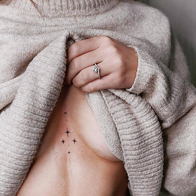 Tatuaje de estrellas en el pecho para mujer