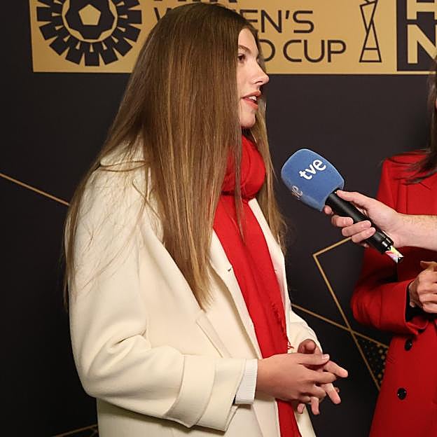 El look de influencer de la infanta Sofía para ver la final del Mundial en Sidney: una camiseta de rayas tendencia y la chaqueta que va a triunfar en otoño