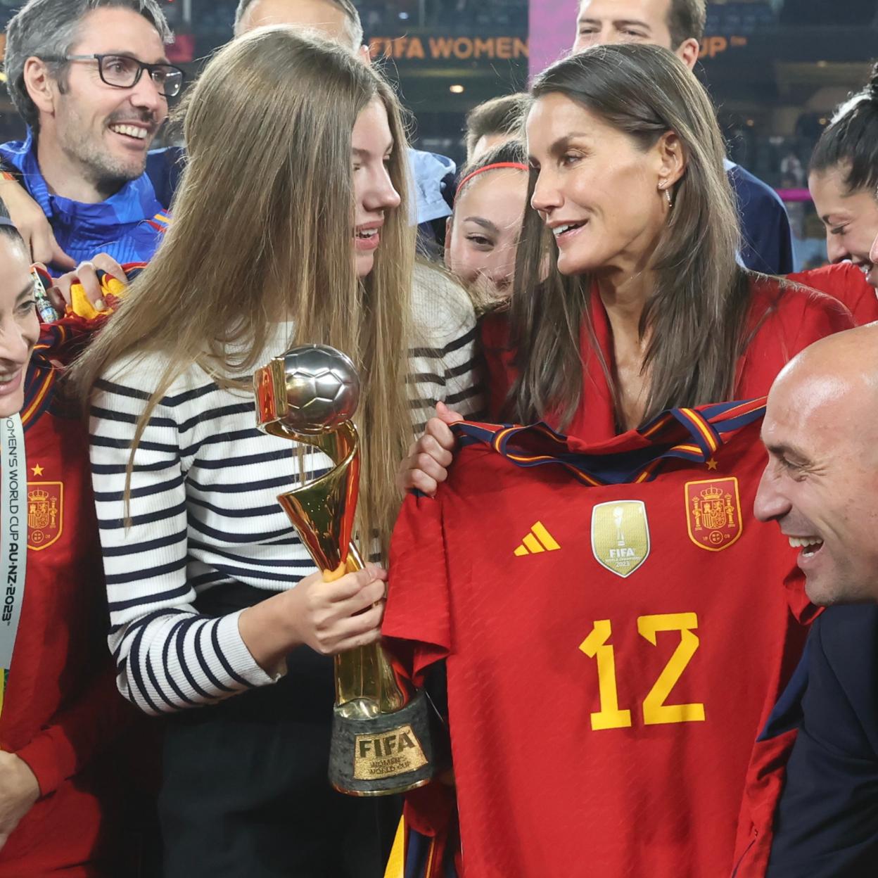 La reina Letizia y la infanta Sofía, muy atentas durante el partido de la selección española en la final del Mundial de fútbol femenino, celebrado en Sidney. 