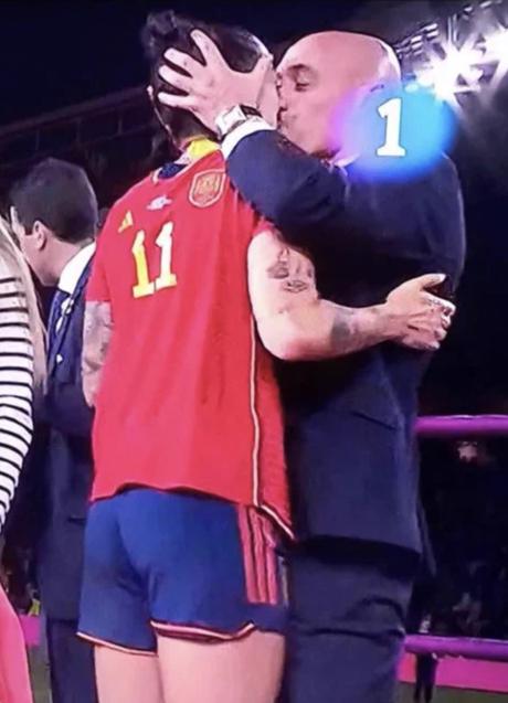 Imagen - El momento en el que Luis Rubiales agarra la cabeza de Jenni Hermoso y la fuerza a darle un beso en la boca. (FOTO: D.R.)