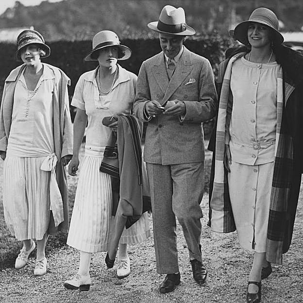 Nadejda Mountbatten con su marido, y dis amigas.