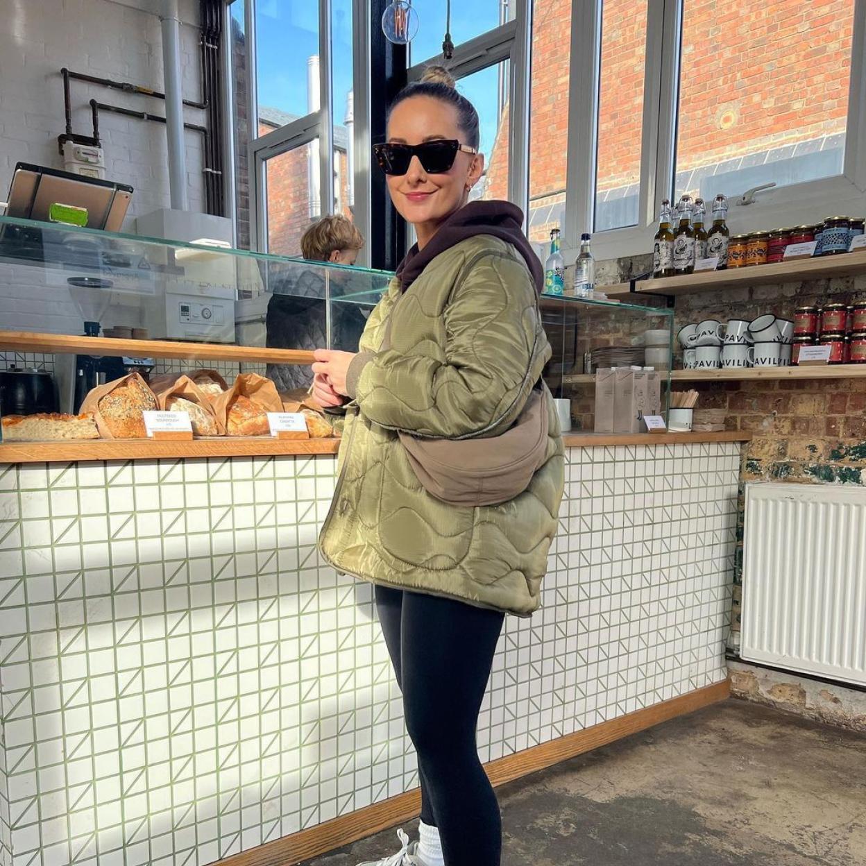 Una mujer con riñonera de Uniqlo.