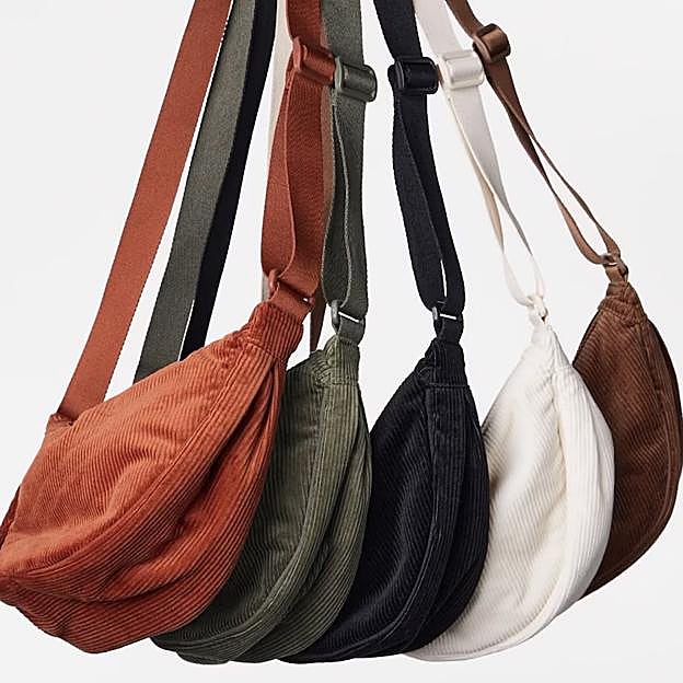 Bolso-riñonera en pana de Uniqlo (14,90 euros).