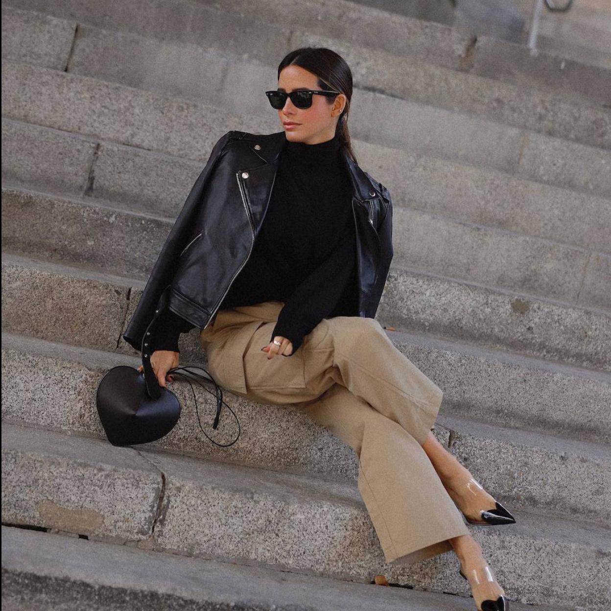 La influencer lleva una cazadora efecto piel