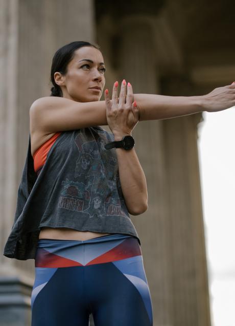 Imagen - Mujer entrenando brazos/PEXELS