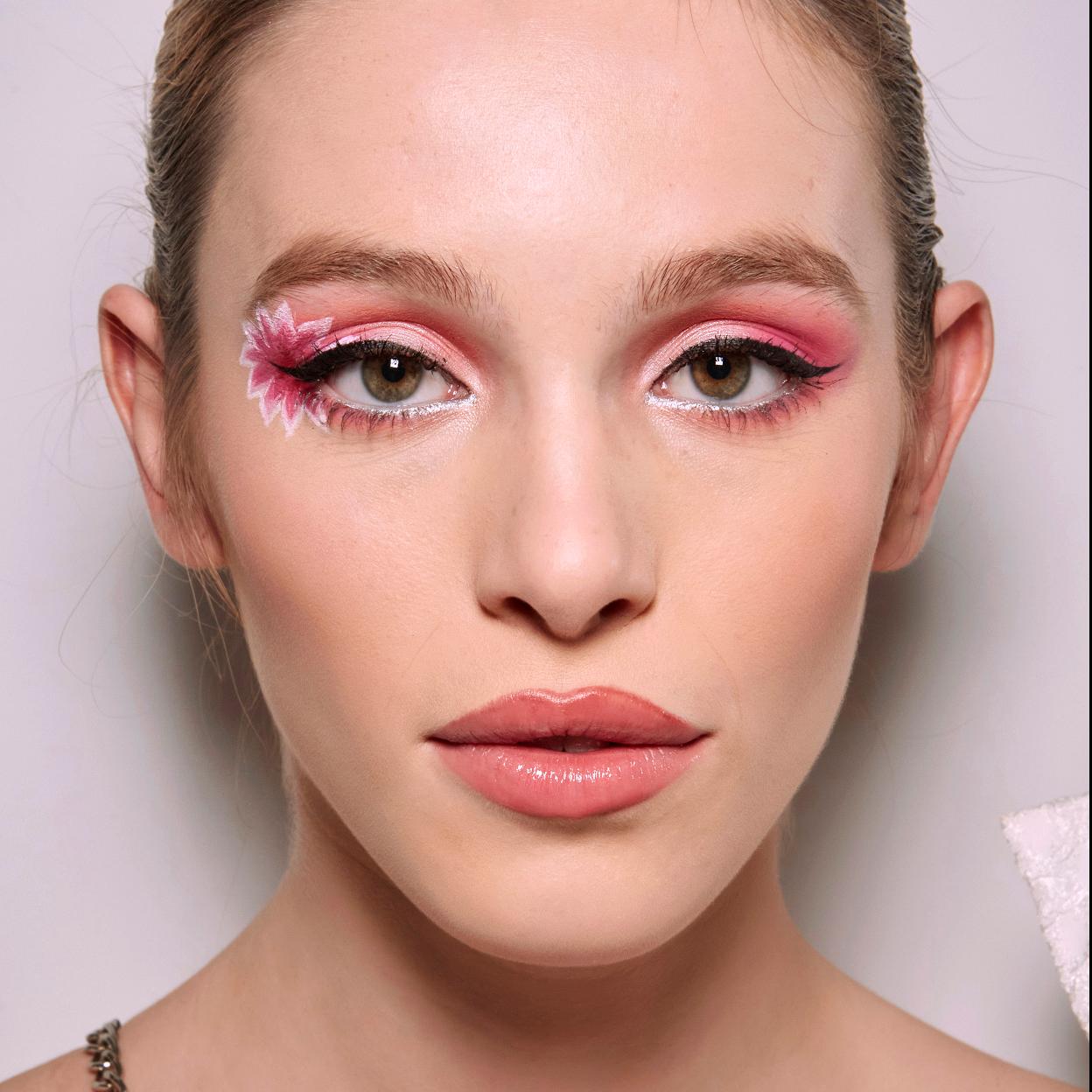 Un maquillaje con labios glossy.