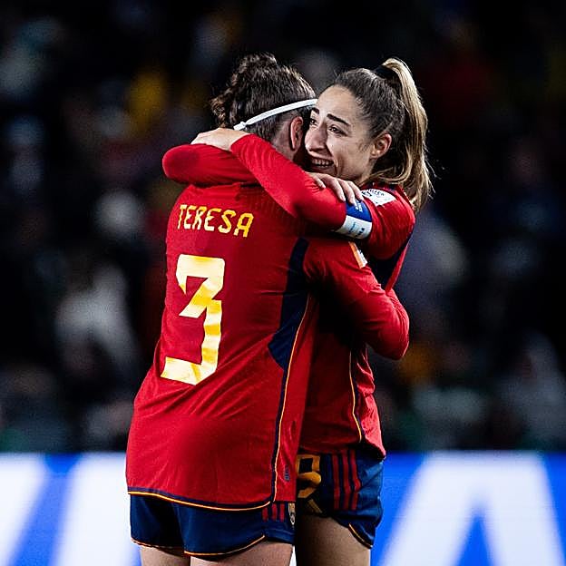 Olga Carmona celebra su gol junto a Teresa Abelleira. 
