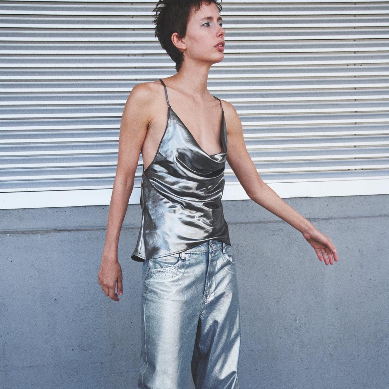 Los vaqueros metalizados son la moda de los 90 que vuelve con más fuerza para arrasar. 