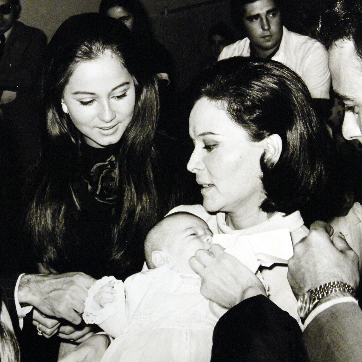 Beatriz Arrastia, con su nieta Chábeli en brazos, junto a Julio Iglesias e Isabel Preysler en el bautizo de la niña.