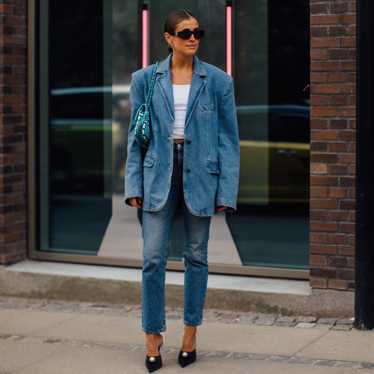 Un look con blazer denim del street style de Copenhague.