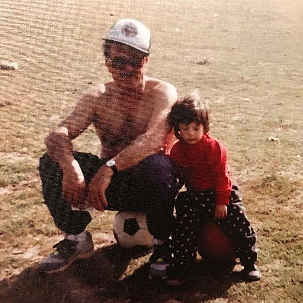 Jennifer, en una imagen de pequeña con su abuelo. 