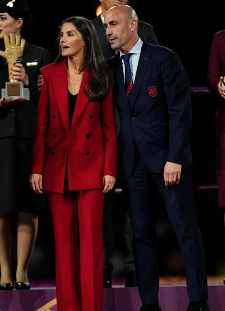 Imagen - Luis Rubiales, presidente de la Real Federación Española de Fútbol, también tuvo gestos de familiaridad controvertidos con la reina Letizia. (FOTO: GTRES)
