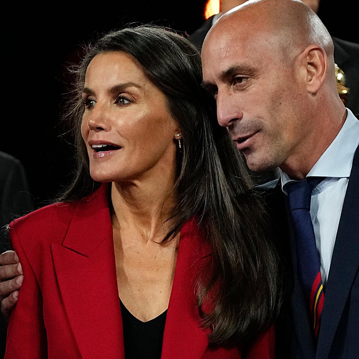 Luis Rubiales coge por los hombros a la reina Letizia en el Accord Stadiun de Sídney, donde se celebró la final del Mundial que ganó la selección española de fútbol femenino. 