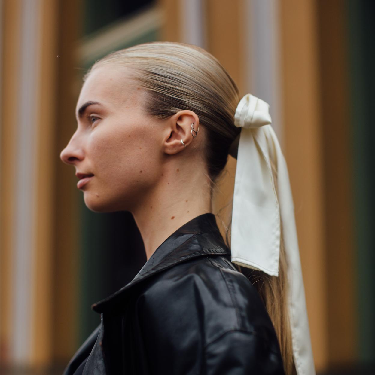 Una mujer con maxi lazo.