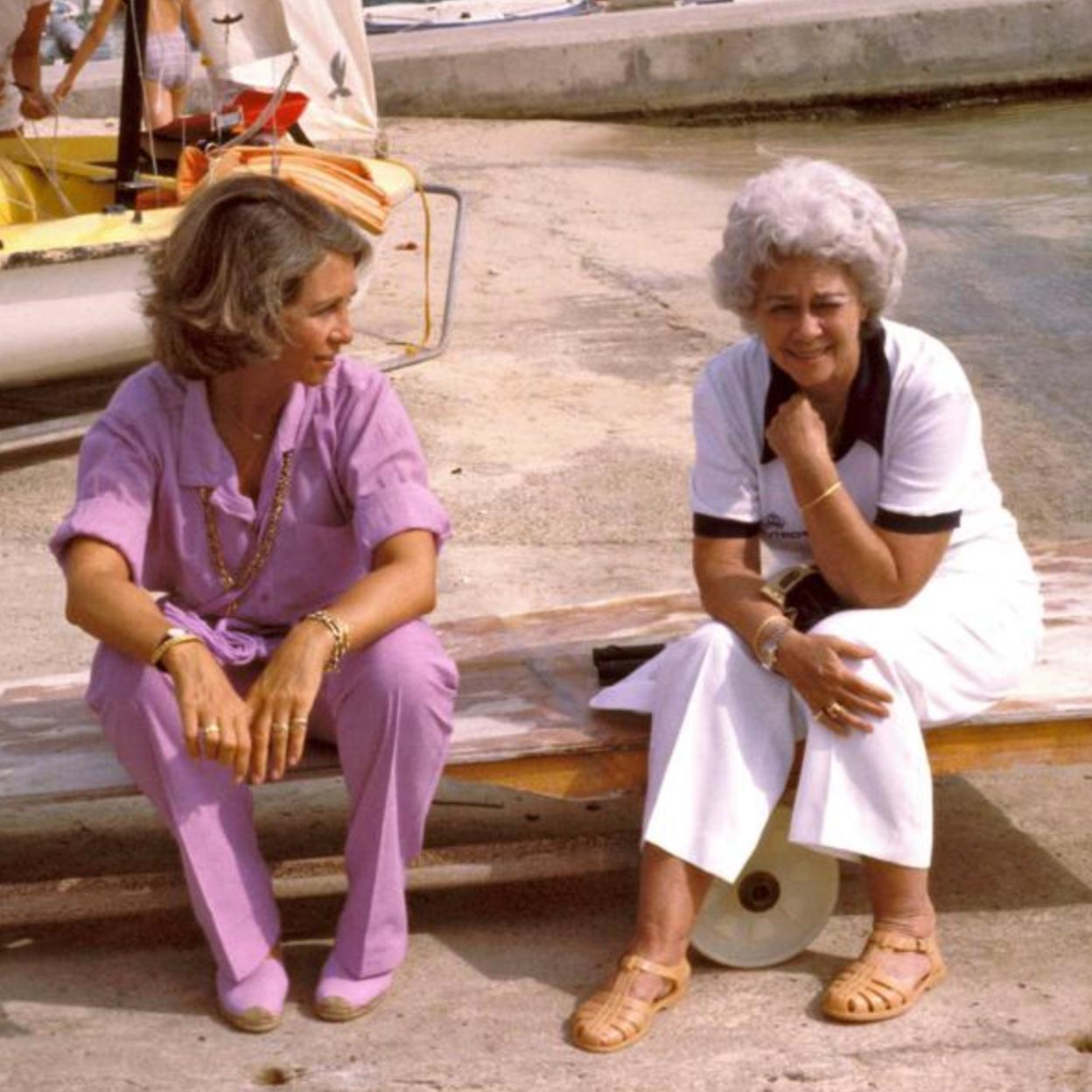 La reian Sofía junto a su madre, la reina Federica de Grecia, durante unas vacaciones en Palma de Mallorca. 