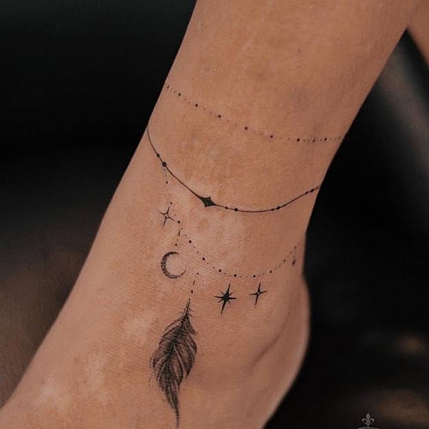Tatuaje de pulsera en el tobillo