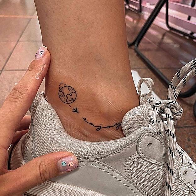 Tatuaje en el tobillo de avión recorriendo el mundo