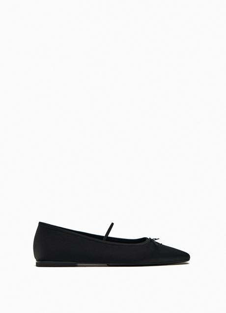 Imagen - Bailarina satinada en color negro de Zara (25,99 euros)