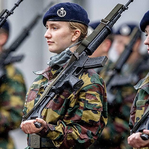 Imagen principal - Elisabeth de Bélgica durante su formación militar.