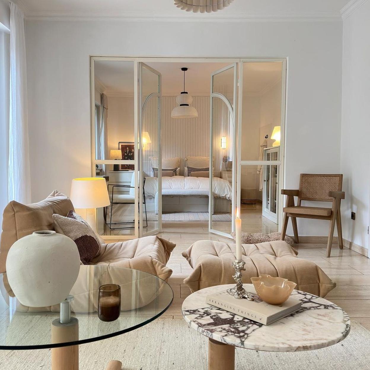 Estudio decorado en tonos naturales